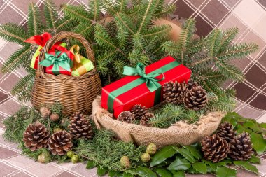 Çam dalları, ökse otu, ahşap çerezleri ve hediyeler Noel dekorasyon