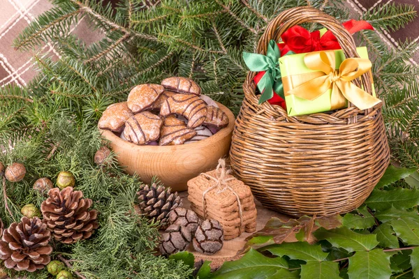 Christmas decoration with fir branches, mistletoe, wood cookies and gifts — Stock Photo, Image