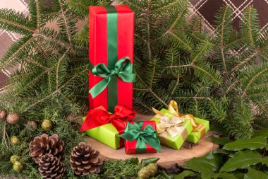 Çam dalları, ökse otu, ahşap çerezleri ve hediyeler Noel dekorasyon