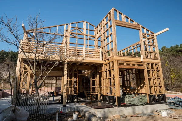 木构架下施工的新房子 — 图库照片