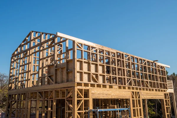 Dřevěný rám nového domu ve výstavbě — Stock fotografie