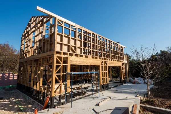 Marco de madera de una casa nueva en construcción — Foto de Stock