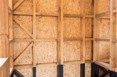 Yapım aşamasında yeni bir evin ahşap çerçeve