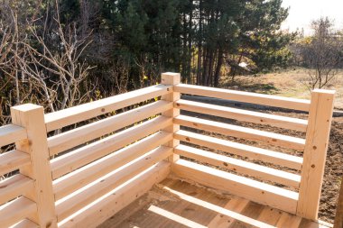 Yapım aşamasında yeni bir evin ahşap çerçeve