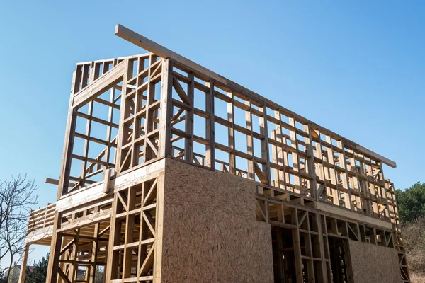 Marco de madera de una casa nueva en construcción — Foto de Stock