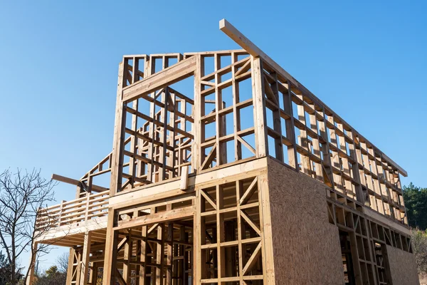 Quadro de madeira de uma nova casa em construção — Fotografia de Stock