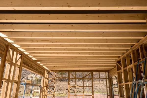 Quadro de madeira de uma nova casa em construção — Fotografia de Stock