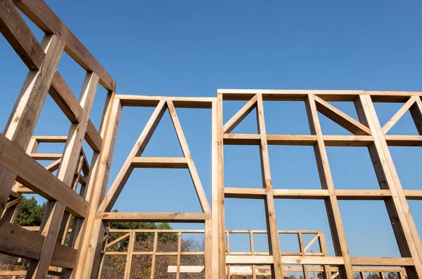 Quadro de madeira de uma nova casa em construção — Fotografia de Stock