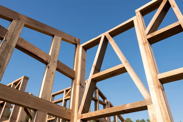 Quadro de madeira de uma nova casa em construção — Fotografia de Stock