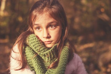 Sevimli küçük kız açık orman