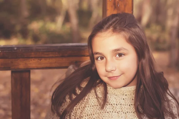 Entzückendes kleines Mädchen im Freien im Wald — Stockfoto