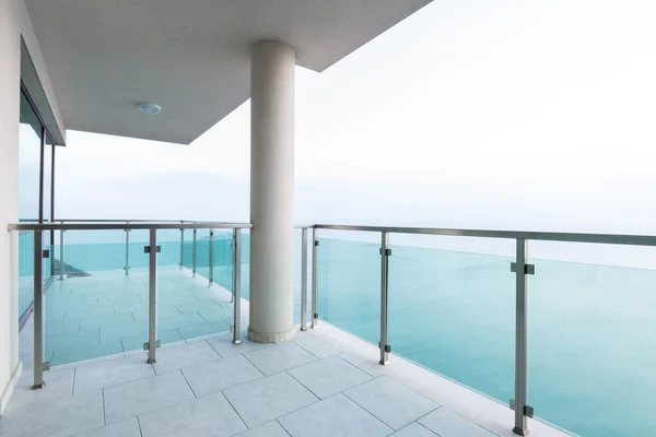 Eine großzügige Terrasse im Obergeschoss — Stockfoto