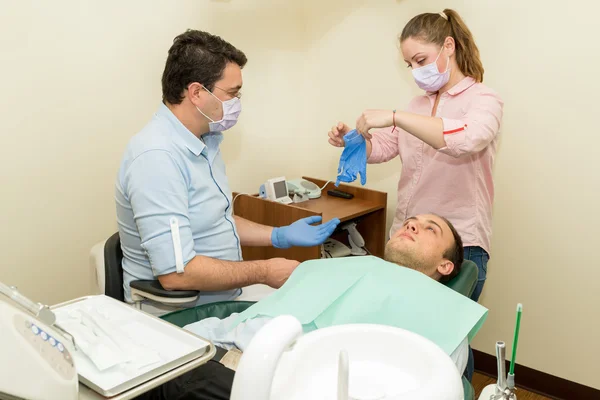 Tandläkare som gör en tandvård på en patient — Stockfoto