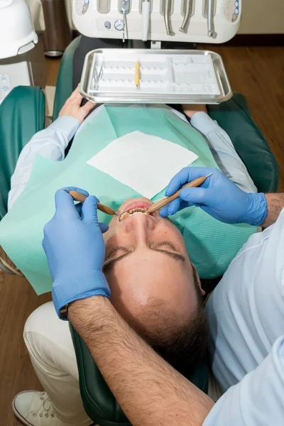 Zahnarzt macht eine Zahnbehandlung an einem Patienten — Stockfoto