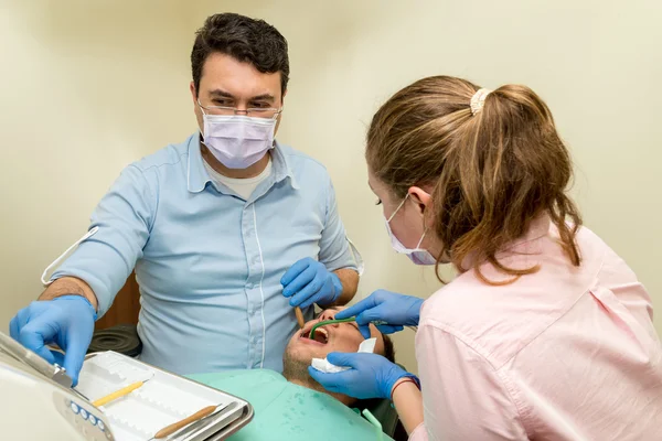 Fogorvos, aki fogászati kezelést végez egy betegen — Stock Fotó