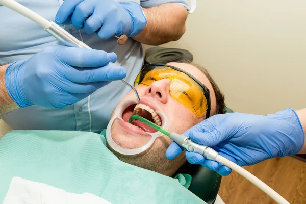 Zahnarzt macht eine Zahnbehandlung an einem Patienten — Stockfoto