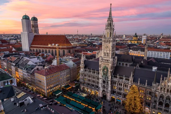 Marienplatz Münih Belediye Binası ile Noel pazarı.