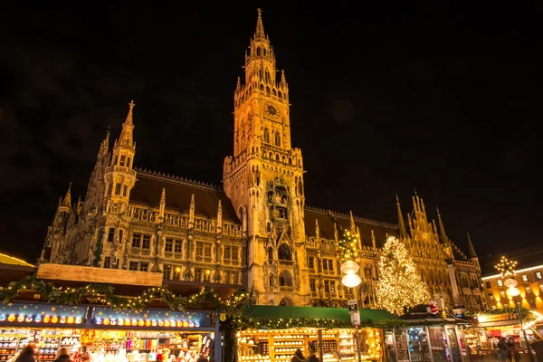 Marienplatz Münih Belediye Binası ile Noel pazarı.