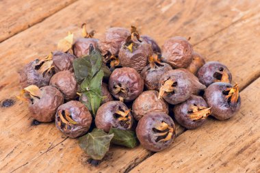 Eski ahşap masa üzerinde sağlıklı olgun Medlars