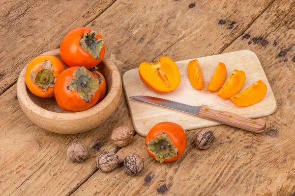 木制的桌子-选择性焦点上的新鲜熟柿 — 图库照片