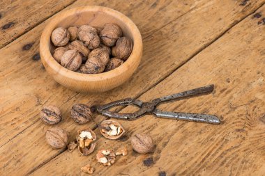 ceviz ve Fındıkkıran eski ahşap rustik masa