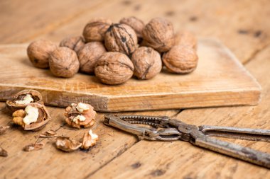 ceviz ve Fındıkkıran eski ahşap rustik masa