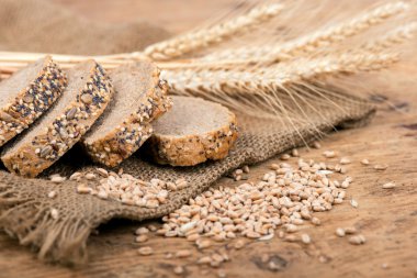 Rustik ekmek ve buğday eski vintage dalgalı ahşap masa