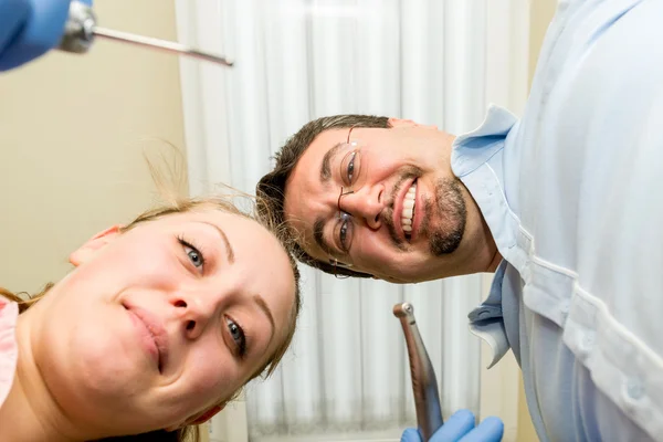Zahnarzt macht eine Zahnbehandlung an einem Patienten — Stockfoto