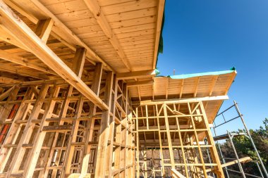 Yapım aşamasında yeni bir evin ahşap çerçeve