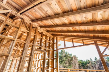 Yapım aşamasında yeni bir evin ahşap çerçeve