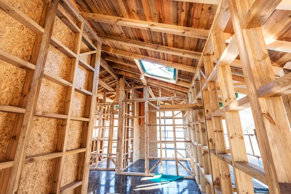 Struttura in legno di una nuova casa in costruzione — Foto Stock