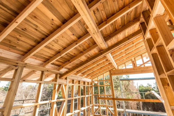 Дерев'яна рамка нового будинку, що будується — стокове фото