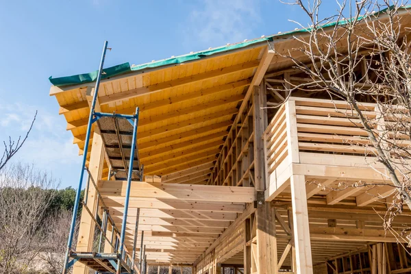 Dřevěný rám nového domu ve výstavbě — Stock fotografie