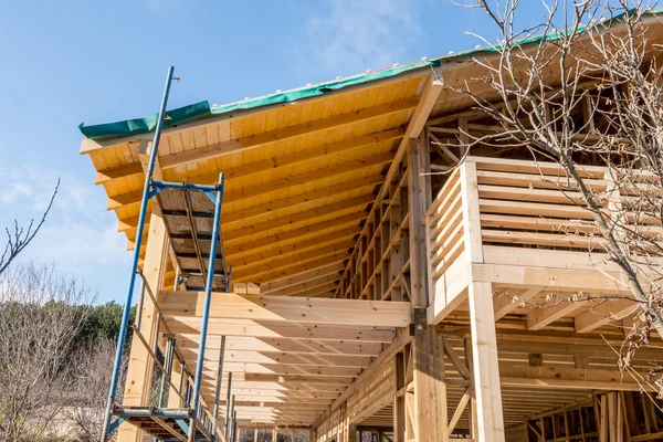 Marco de madera de una casa nueva en construcción — Foto de Stock