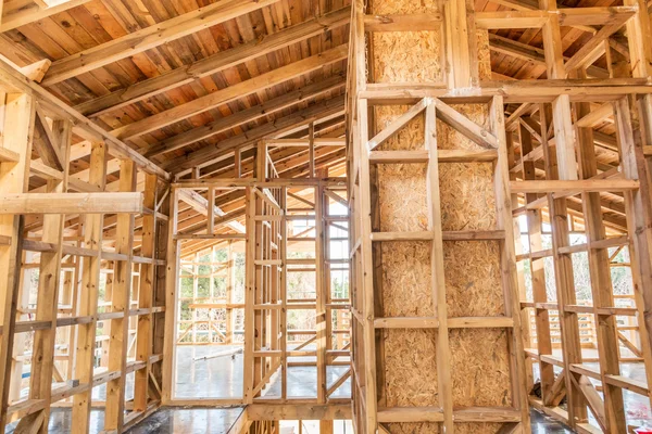 Quadro de madeira de uma nova casa em construção — Fotografia de Stock