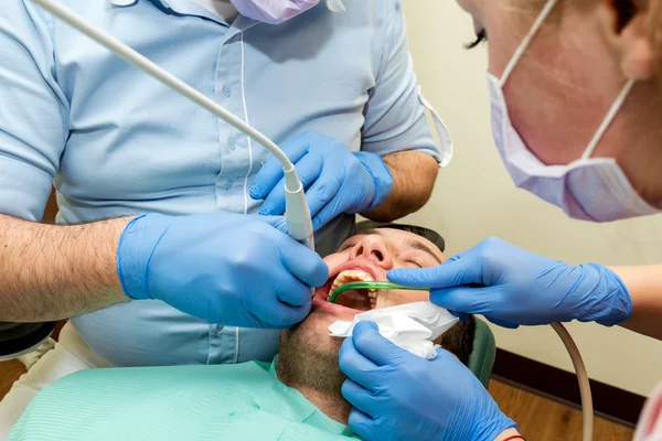 Zahnarzt macht eine Zahnbehandlung an einem Patienten — Stockfoto