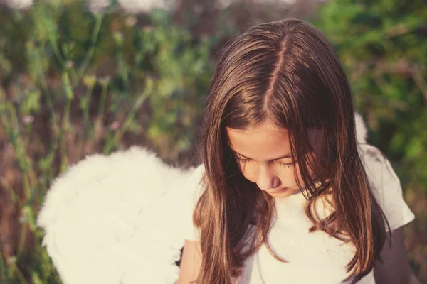 Menina com asas de anjo e vestido branco — Fotografia de Stock