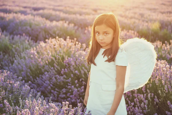 天使的翅膀和白色连衣裙的小女孩 — 图库照片