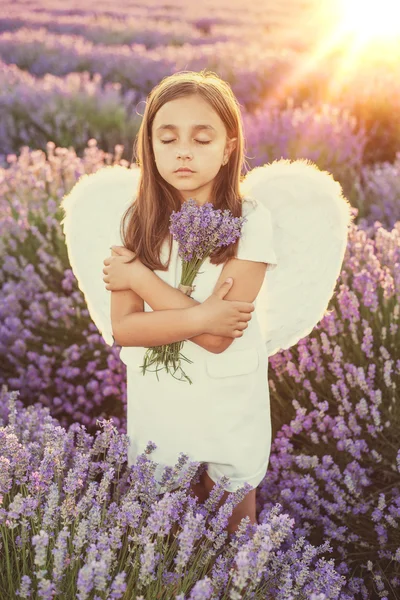 天使的翅膀和白色连衣裙的小女孩 — 图库照片