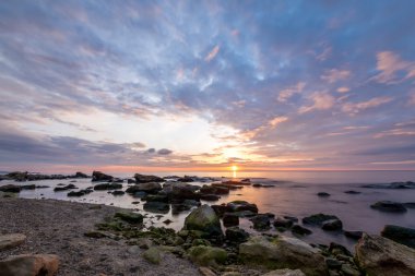 kayalar ile deniz manzarası