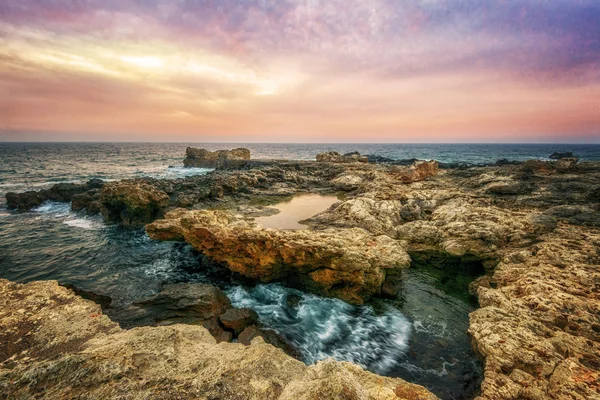 Kayalar ile deniz manzarası — Stok fotoğraf