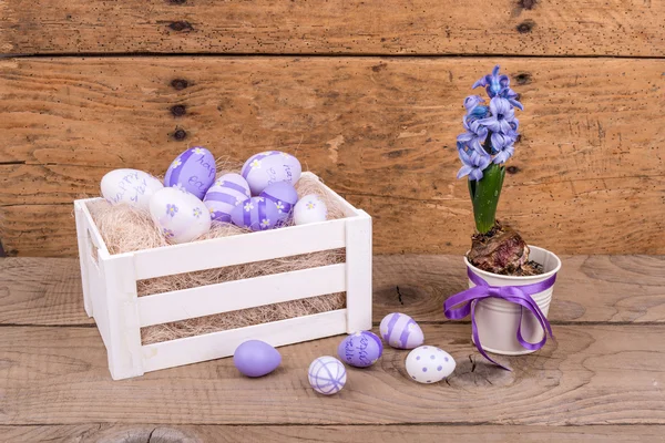 在木桌的复活节彩蛋 — 图库照片