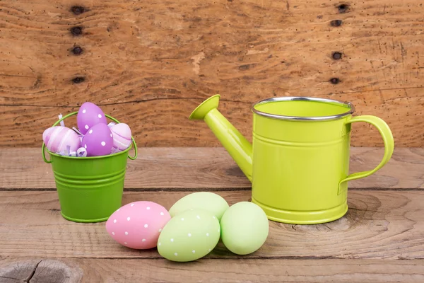 Húsvéti tojás fa asztal fölé — Stock Fotó