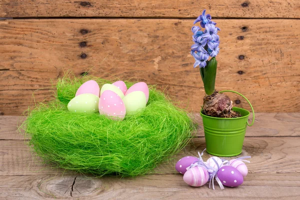Húsvéti tojás fa asztal fölé — Stock Fotó