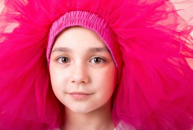 Komik bir şapka ile küçük kız