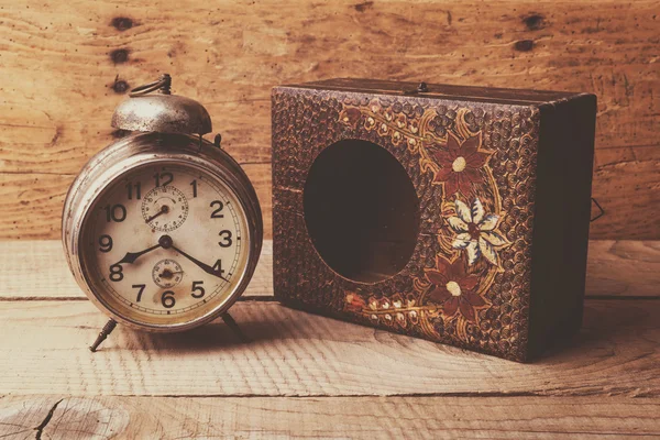 Antyczny zegar z rzeźbione drewniane pudełko — Zdjęcie stockowe