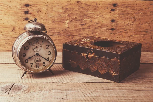 Starožitné hodiny s vyřezávanými dřevěnými box — Stock fotografie