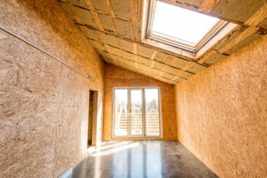 Yapım aşamasında yeni bir evin ahşap çerçeve