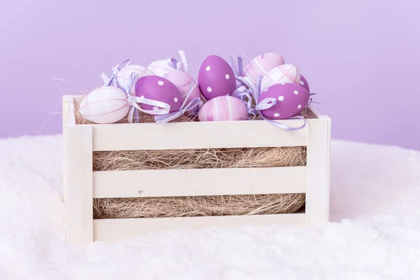 紫色的复活节彩蛋在紫色的背景 — 图库照片