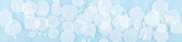 Mavi Arka Planda Beyaz Yuvarlak Plastik Köpük Parçaları Kar Yağışı — Stok fotoğraf